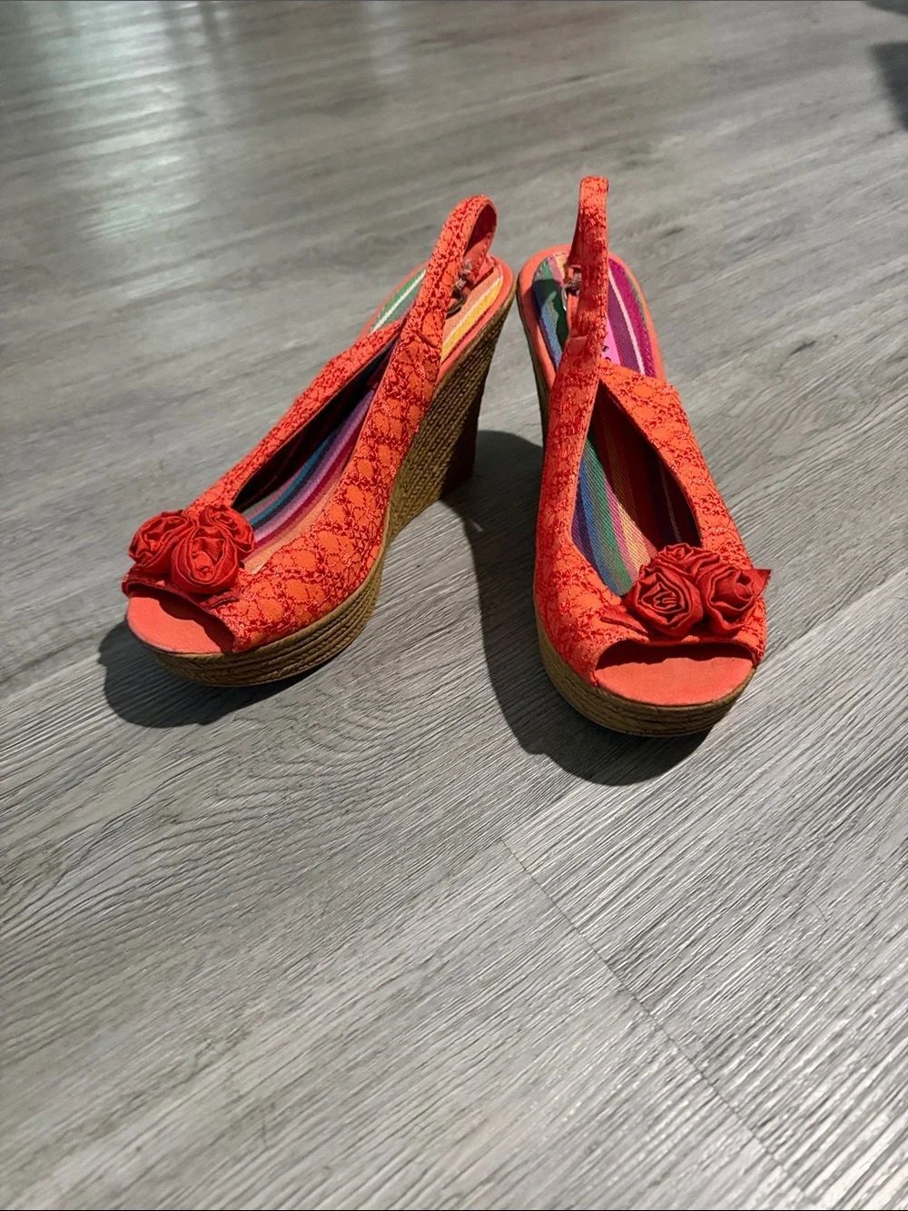 Rockβ& Candy by Zigi Orange Lace Slingback Wedge Sandals Floral Accent Sz 9 EUC